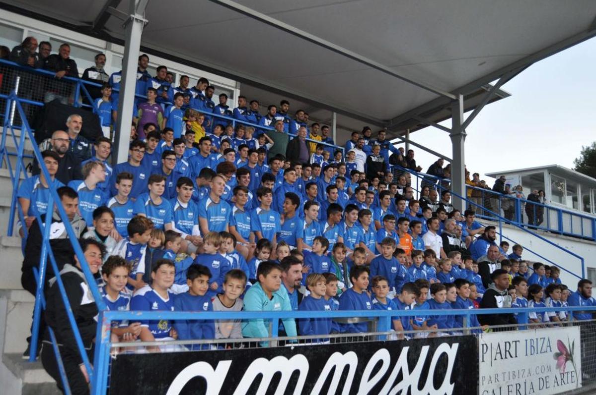 Numerosos aficionados no quisieron perderse el acto del club
