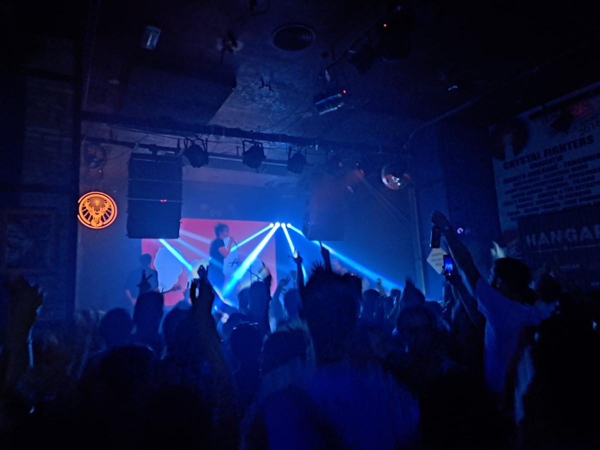 La sala estuvo abarrotada durante el concierto del grupo