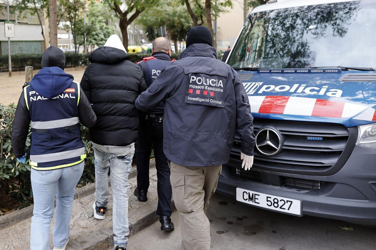 Mossos d'Esquadra y Policía Nacional custodian a varios de detenidos del grupo violento Trinitarios, el pasado diciembre, en Barcelona y Tarragona..