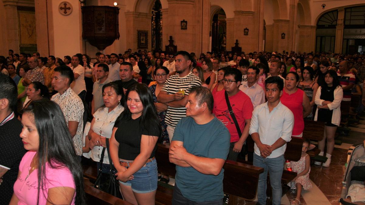 Cientos de personas acudieron a la celebración en honor a la Virgen del Cisne, Patrona de Ecuador.