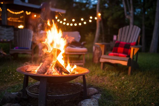 Fogata colectiva en un camping