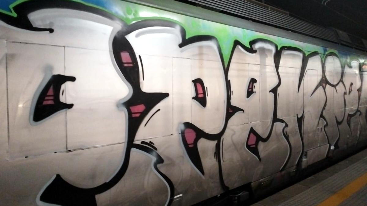 Un tren de Rodalies, cubierto de graffiti en la estación de Martorell