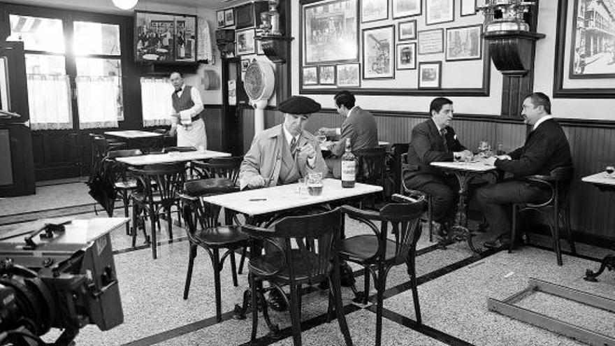 En el centro, el actor Álex Angulo, durante el rodaje de la película en el Café Moderno de Logroño.