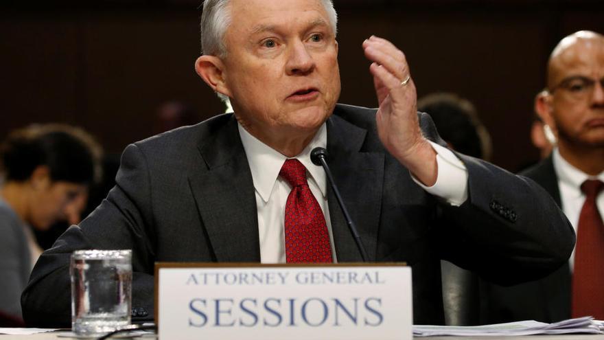 Sessions ve &quot;abominable&quot; que le acusen de conspirar con Rusia