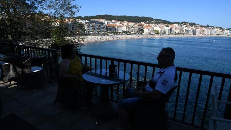 Turistas en un hotel de Sanxenxo. // G. Santos