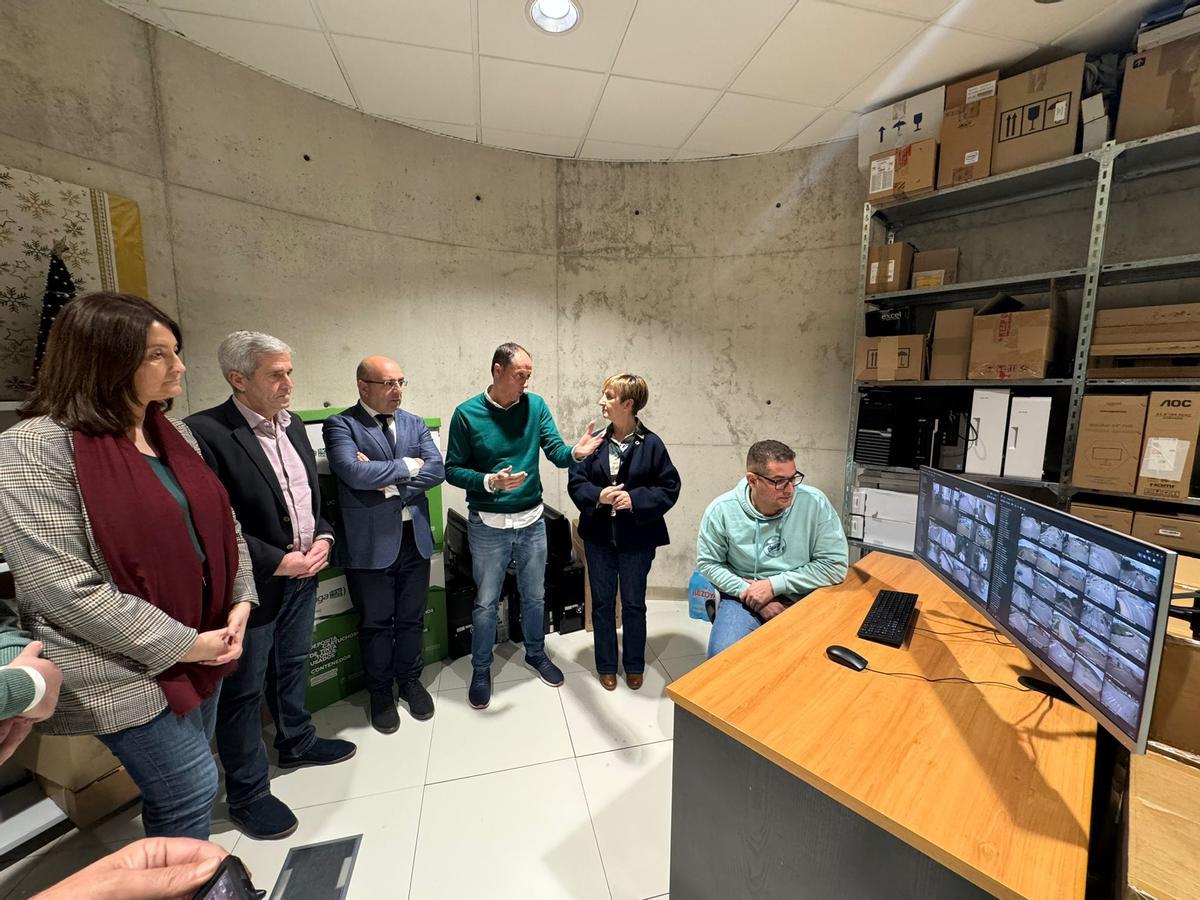 Sala de control del sistema de videovigilancia del Ayuntamiento de Pilar de la Horadada, centrado en la zona costera