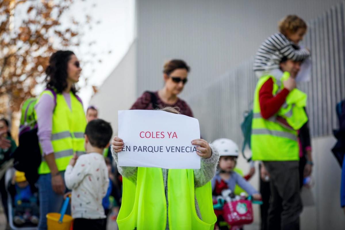 Protesta de las familias del colegio Parque Venecia