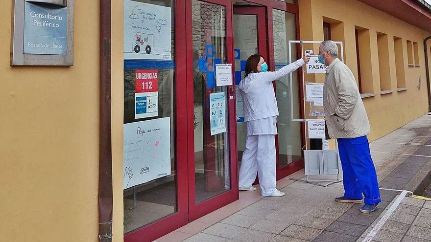 Una sanitaria, tomando ayer la temperatura a Tony Cavada a la puerta del centro periférico de Posada de Llanes. Eva San Román