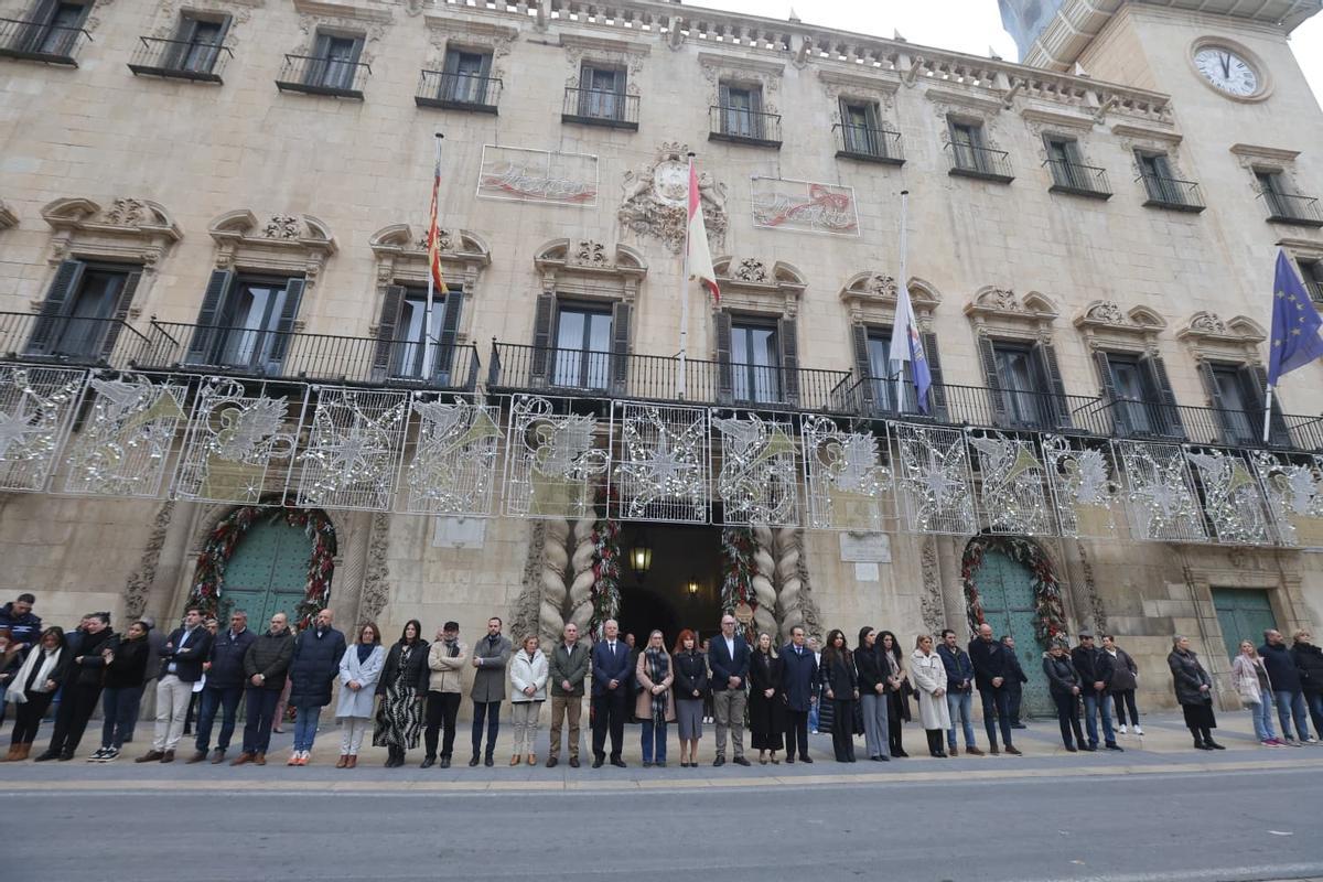 Los minutos de silencio por la última víctima de la violencia machista en Alicante
