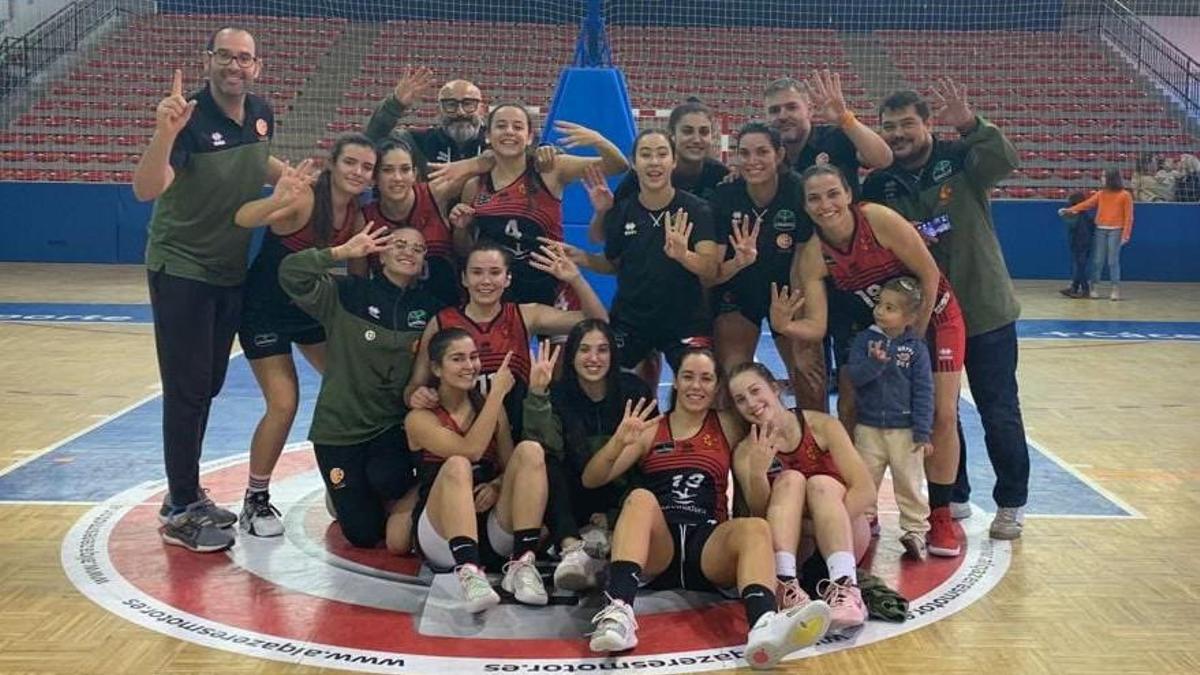 Jugadoras y técnicos del San Antonio Cáceres Basket celebran su victoria ante el Al-Qázeres, la cuarta de la temporada.