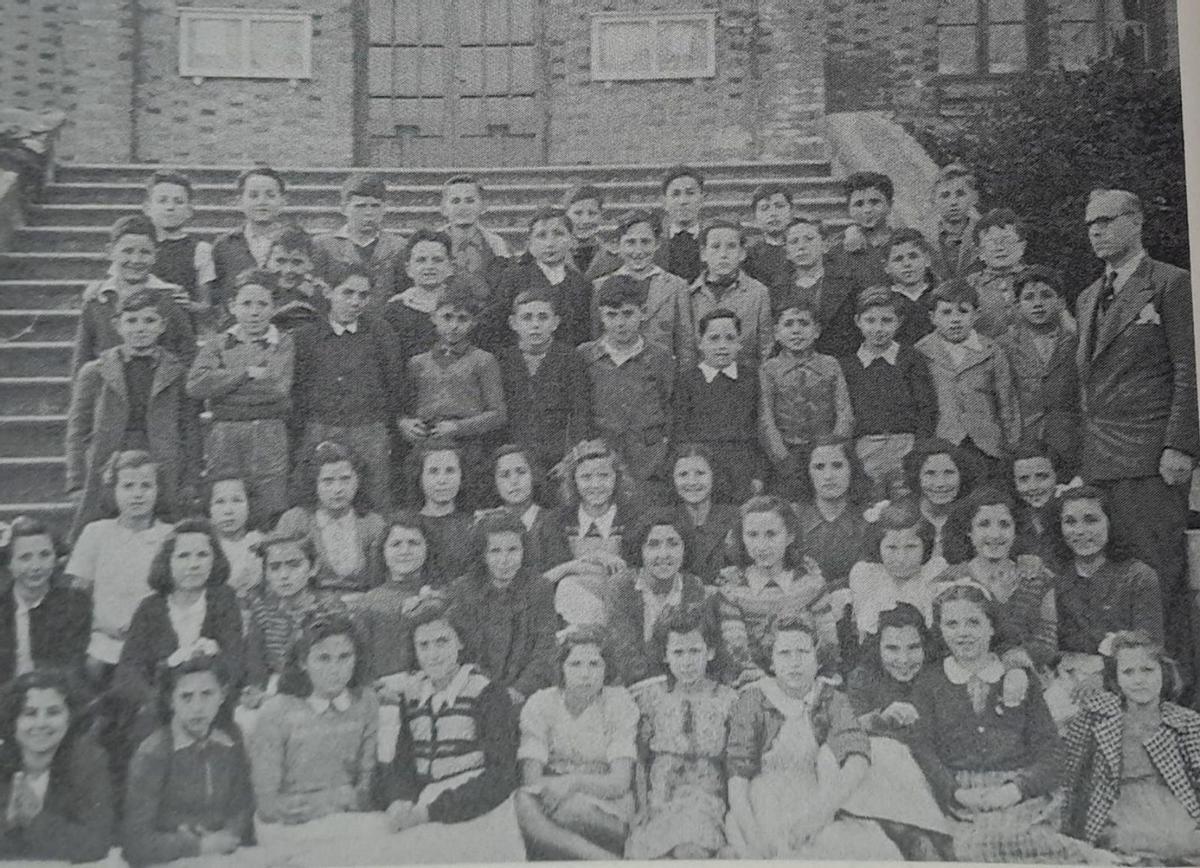 Alumnos con su profesor Blas Caballero. | Reproducciones de «Las Escuelas del Ave María de Arnao»