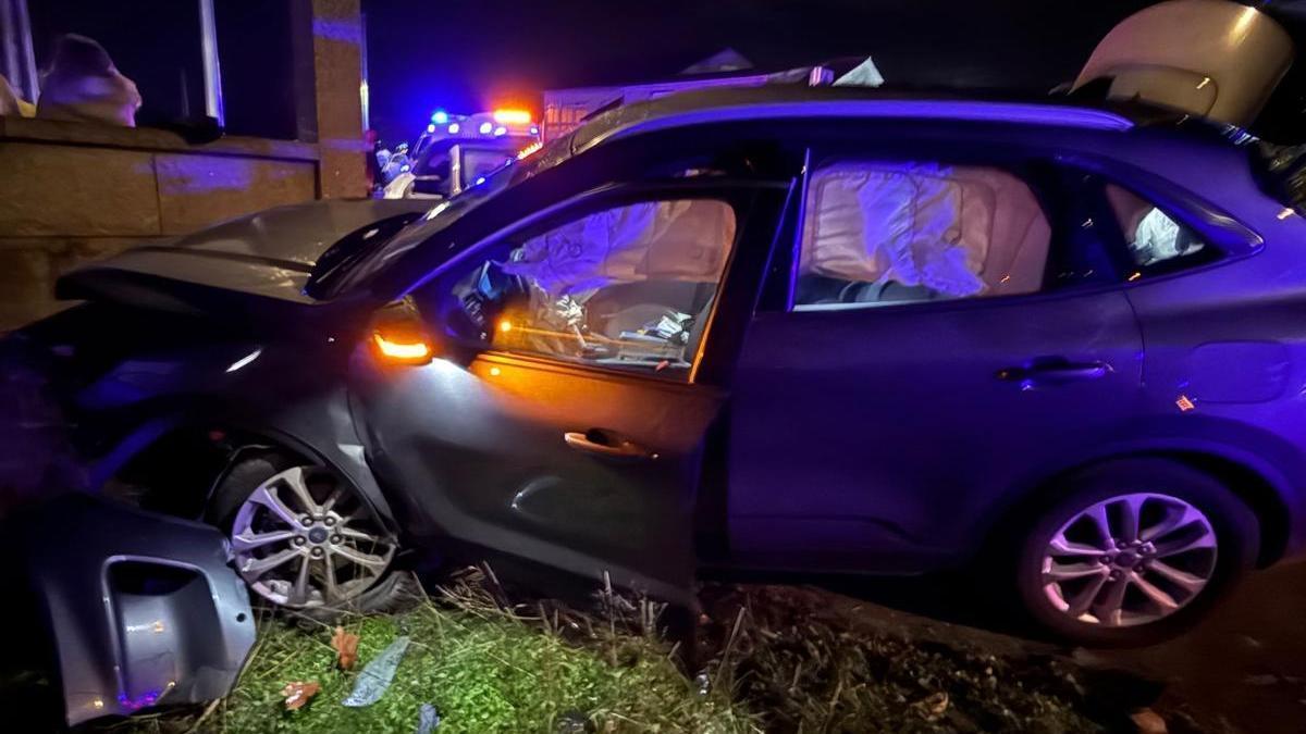Uno de los vehículos implicados en el accidente de San Miguel de Deiro acabó contra un cierre.
