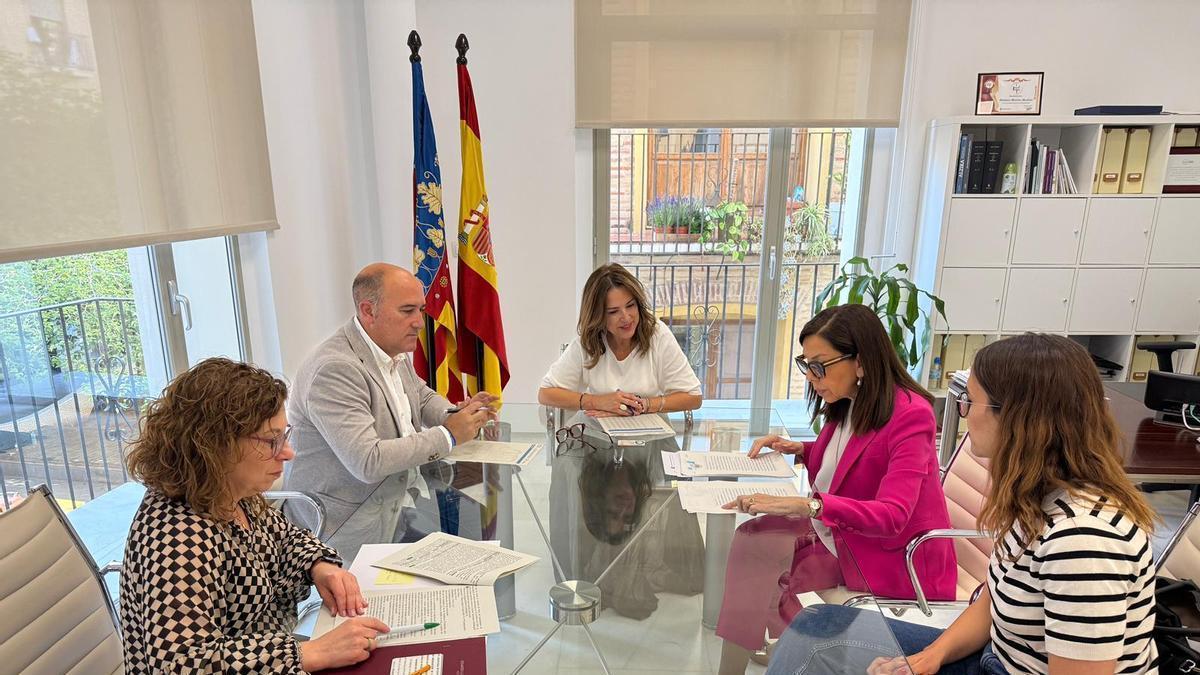 Firma de cesión ed suelopara vivienda protegida entre Massamgrell y Generalitat.