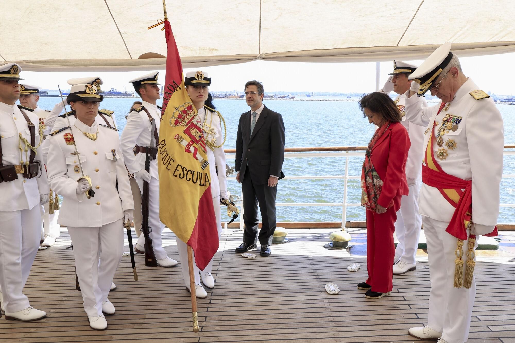 MONTEVIDEO, 07/03/2025.- La princesa de Asturias, Leonor de Borbón (c-izda) ha sido la encargada de llevar la enseña nacional durante la jura de bandera que ha tenido lugar este viernes a bordo del buque escuela Juan Sebastián de Elcano, que se encuentra haciendo escala en Montevideo (Uruguay). Este acto, presidido por la ministra de Defensa, Margarita Robles (3d), ha contado con 45 españoles residentes en Uruguay, que han besado la bandera. EFE/ Francisco Gómez/Casa Real / ***SOLO USO EDITORIAL/SOLO DISPONIBLE PARA ILUSTRAR LA NOTICIA QUE ACOMPAÑA (CRÉDITO OBLIGATORIO)***. ***SOLO USO EDITORIAL/SOLO DISPONIBLE PARA ILUSTRAR LA NOTICIA QUE ACOMPAÑA (CRÉDITO OBLIGATORIO)***
