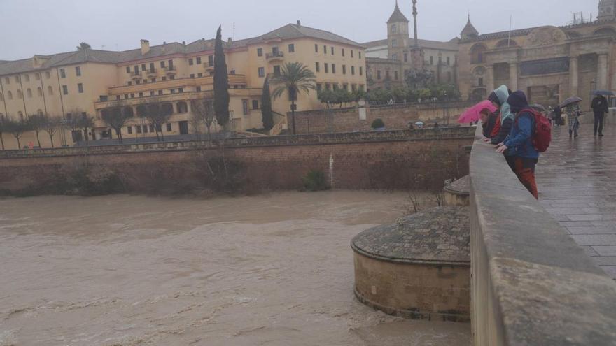 El nivel del río Guadalquivir a su paso por Córdoba vuelve a crecer y roza los tres metros