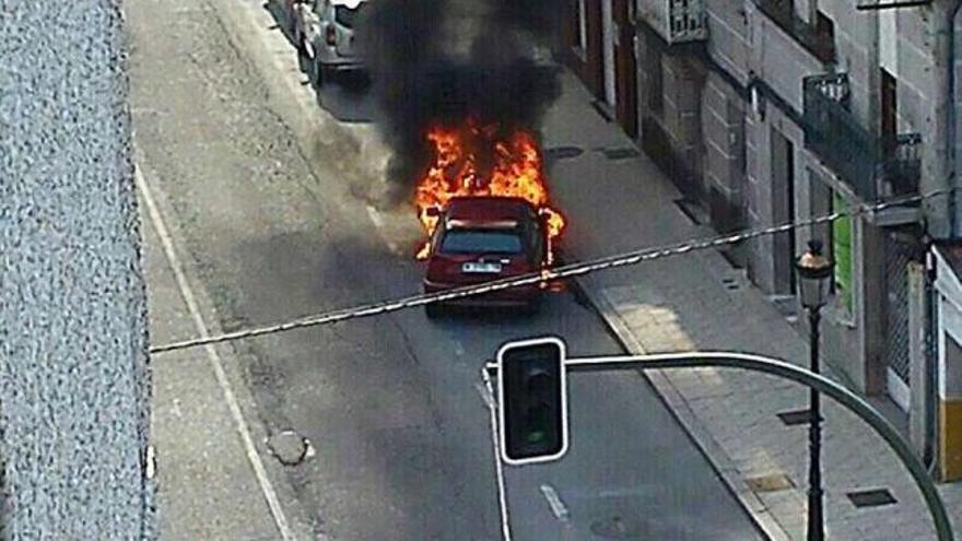 El coche incendiado en la calle Ramón Cabanillas.  // Rodri Otero