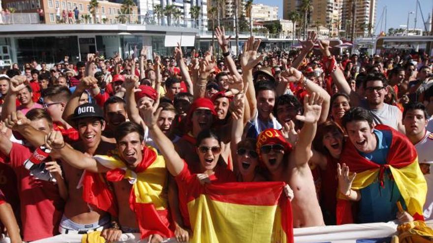 Medio millar de aficionados animaron a España en el Muelle Uno