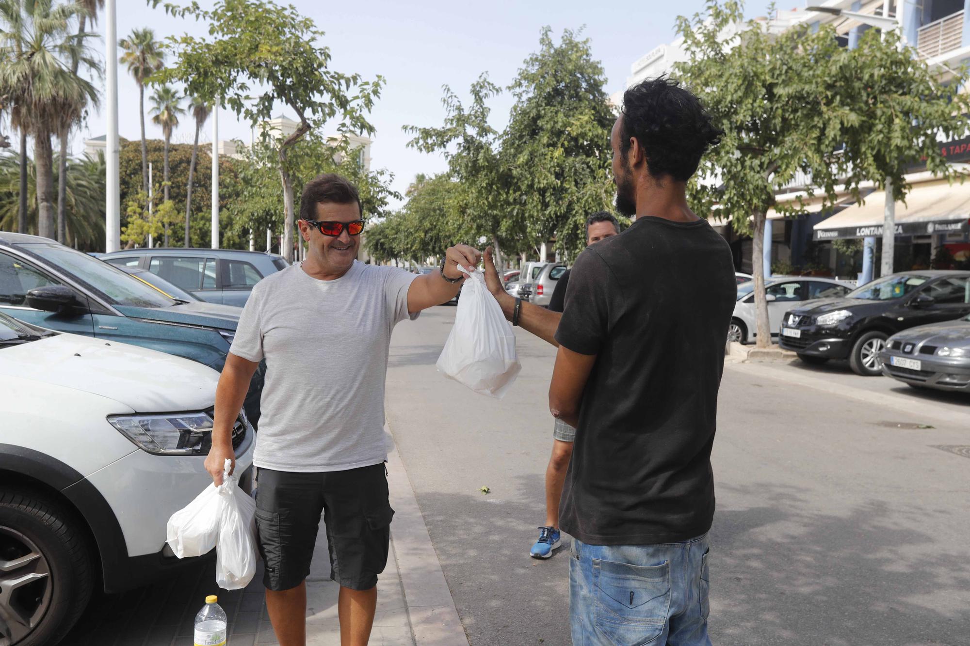 Amigos de la calle reparte comida en ocho rutas ante el incesante calor.