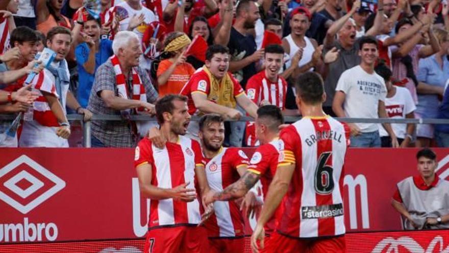 Granell, Aday i Portu feliciten Stuani després d&#039;un dels dos gols que aquest va marcar a l&#039;Atlètic en l&#039;estrena de Primera a l&#039;estadi.