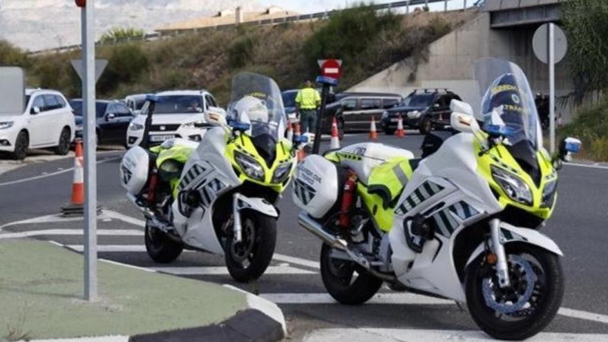 Control de la Guardia Civil en una carretera de Tenerife