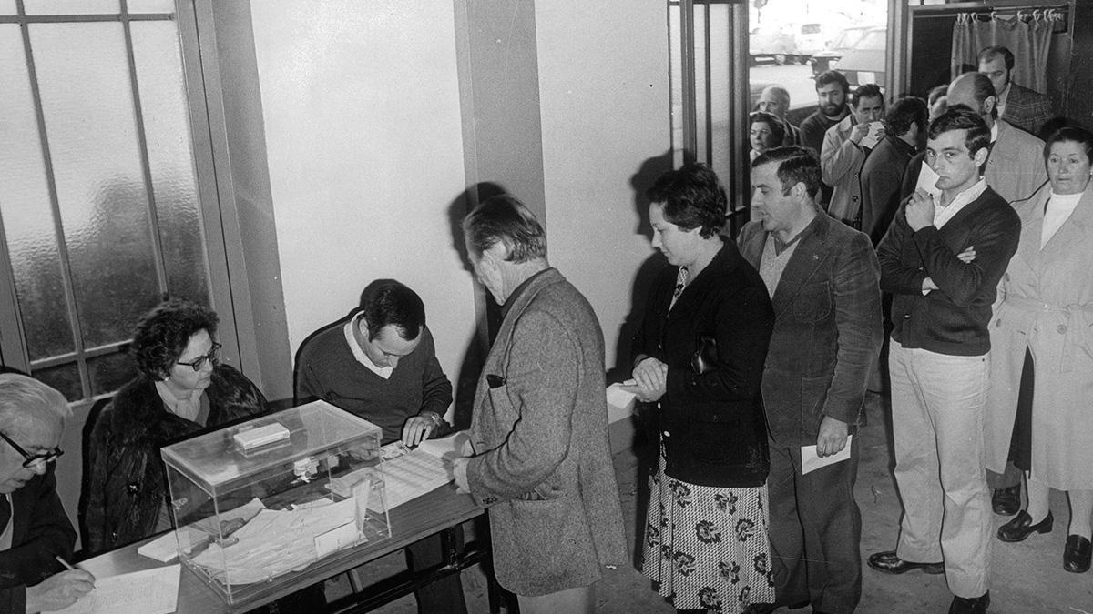Referéndum para la ratificación del proyecto de Constitución española, celebrado el 6 de diciembre de 1978. En la imagen, una mujer preside la mesa electoral del Pabellón Deportivo Municipal en Vigo.