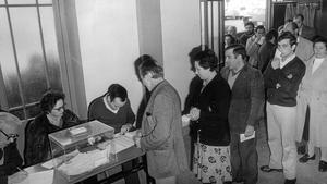 Referéndum para la ratificación del proyecto de Constitución española, celebrado el 6 de diciembre de 1978. En la imagen, una mujer preside la mesa electoral del Pabellón Deportivo Municipal en Vigo.