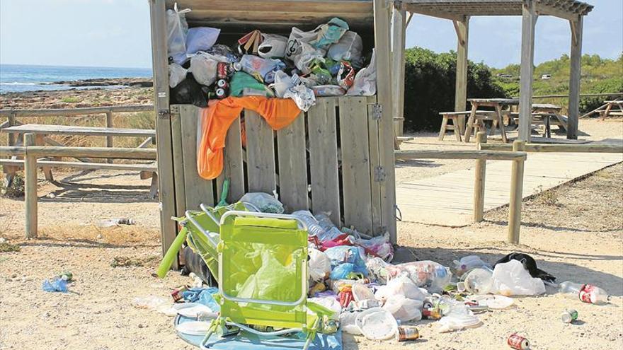 La Serra d’Irta, llena de basura al no tener servicio de limpieza