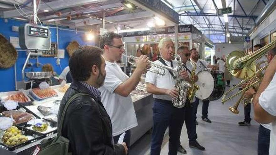 Integrantes de una charanga en el interior de la plaza. // Iñaki Osorio