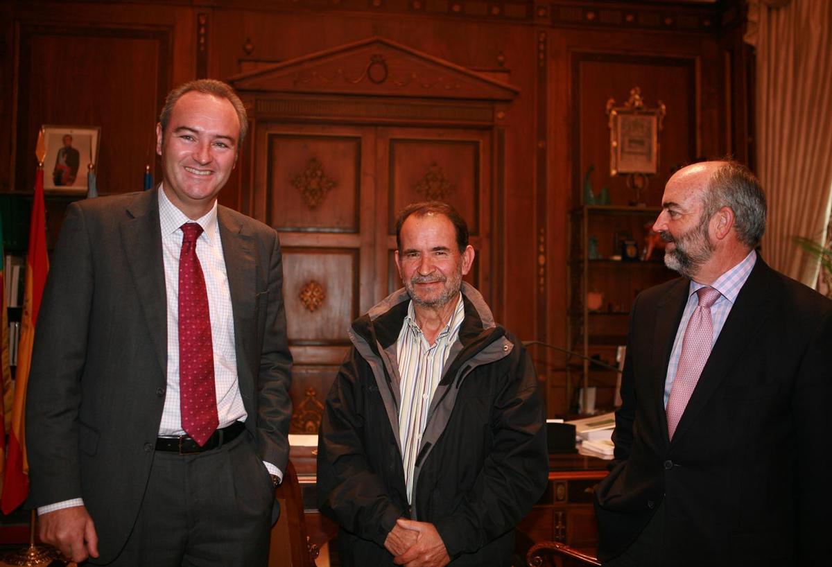 Pepín Marco en 2009, en el momento de su jubilación como bombero, junto al entonces alcalde Alberto Fabra y al concejal Joaquín Torres.
