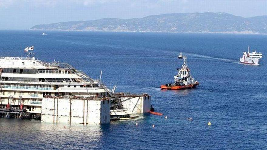 El crucero Costa Concordia vuelve a flotar antes de su traslado a Génova