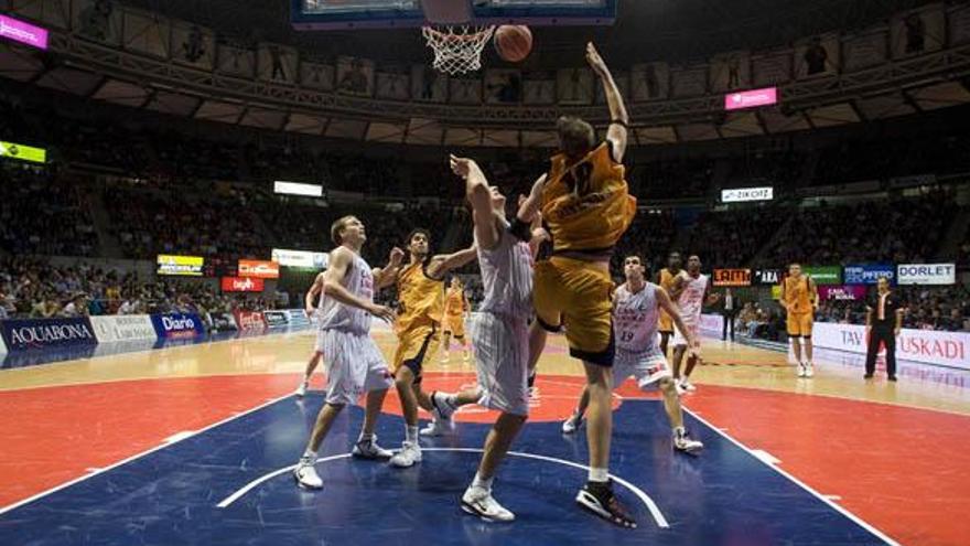 El Gran Canaria 2014 afrontará mañana, en Vitoria, el primer asalto de la eliminatoria ante el Caja Laboral.  i LOF