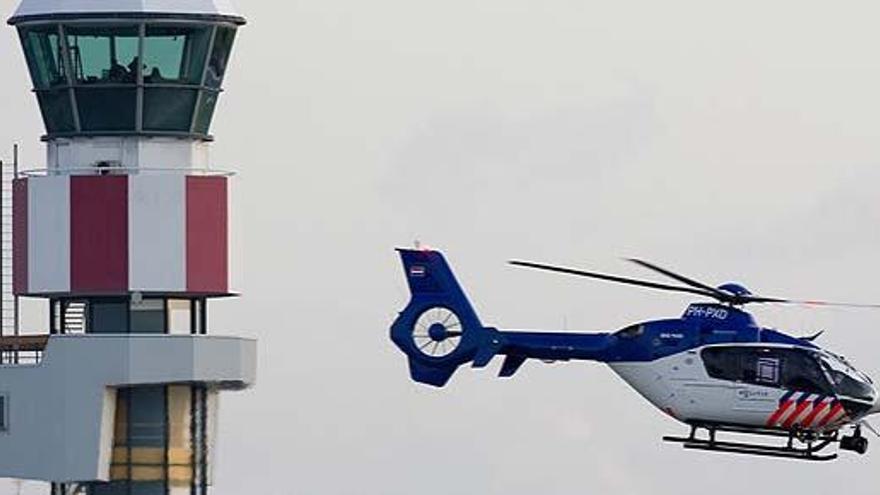 Un helicóptero traslada a Mladic tras su llegada a a Rotterdam en avión