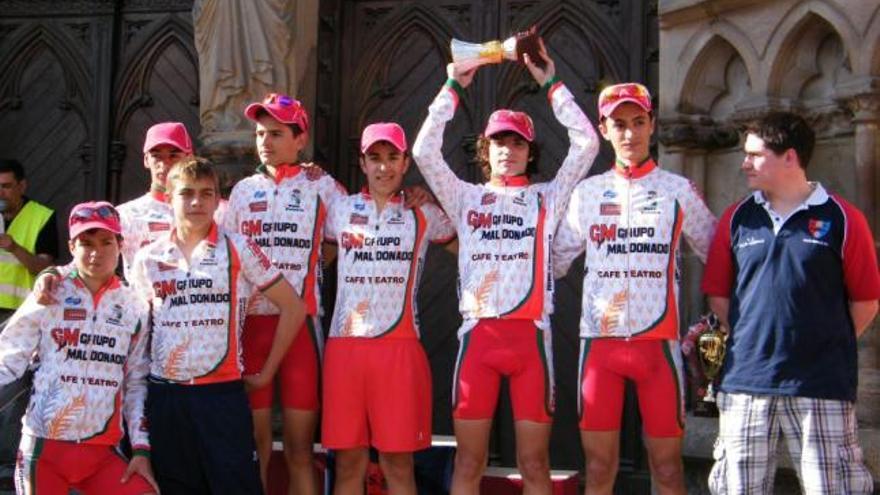 Los chicos del Grupo Maldonado posan como ganadores de la clasificación por equipos en Balmaseda.