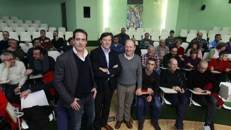 El secretario xeral, Lete Lasa, con Mario Guede, Manuel Pérez y representantes de clubes. // Jesús Regal