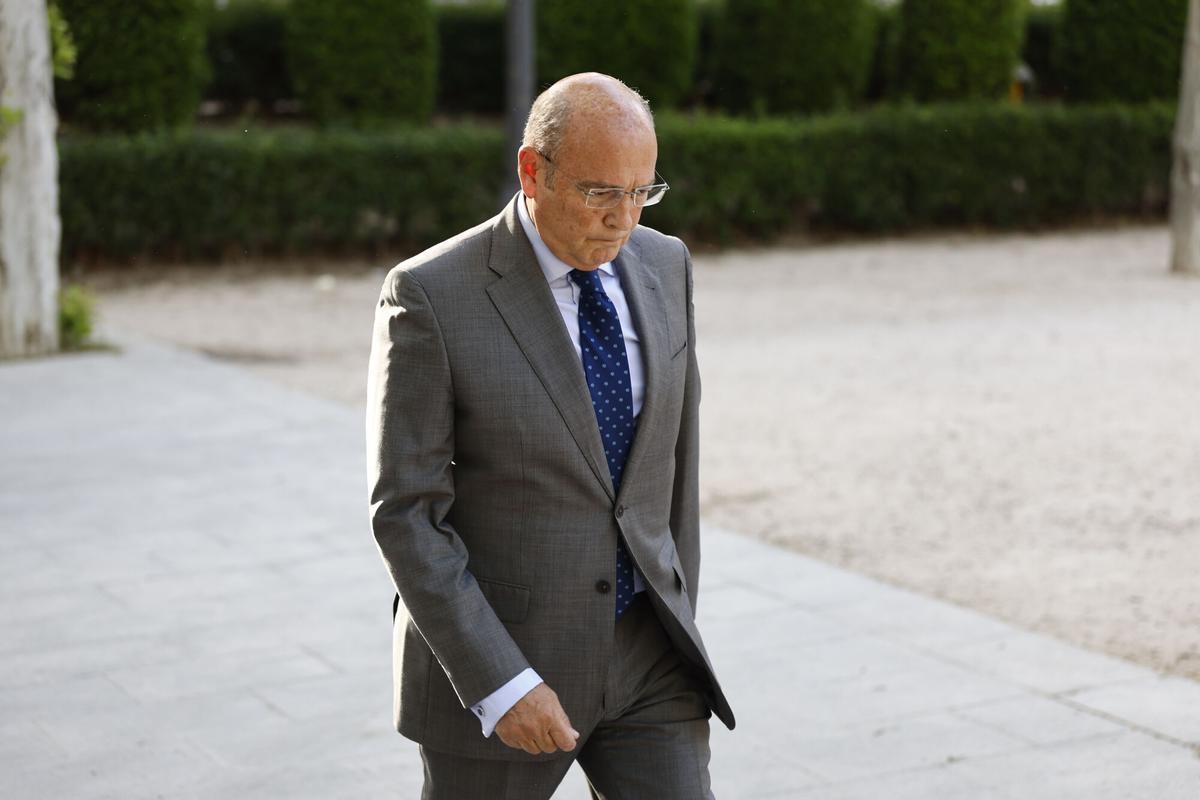 MADRID, 28/04/2026.- El coronel de la Guardia Civil y exdirector del gabinete de Coordinación y Estudios del Ministerio del Interior, Diego Pérez de los Cobos, a su llegada este martes a la Audiencia Nacional, donde prosigue el juicio por la operación Kitchen, la supuesta trama parapolicial para espiar al extesorero del PP Luis Bárcenas, en una jornada en la que testifica el mencionado coronel responsable del control de los fondos reservados en el Ministerio del Interior cuando presuntamente se destinaron a ese espionaje. EFE/ Rodrigo Jimenez