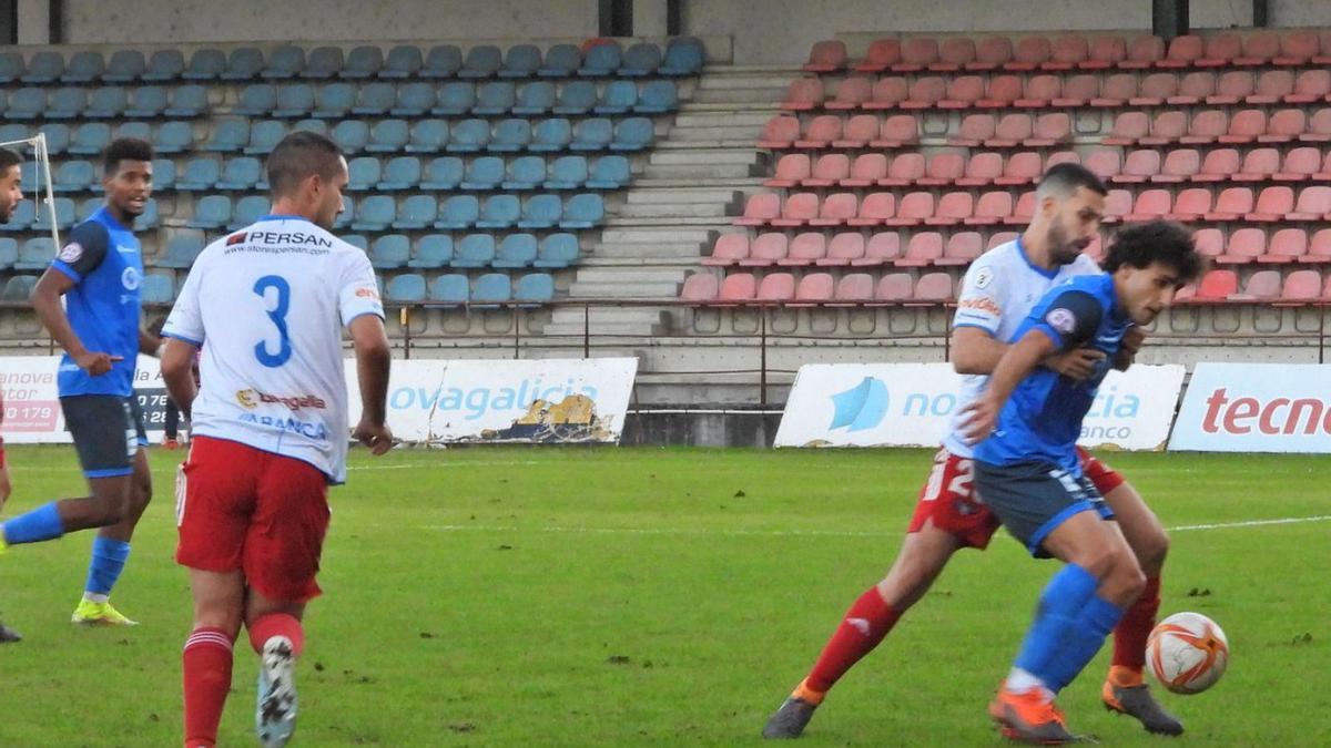 Un jugador del Alondras presiona a Iker Hurtado durante el partido de ayer en O Couto. |  // FERNANDO CASANOVA