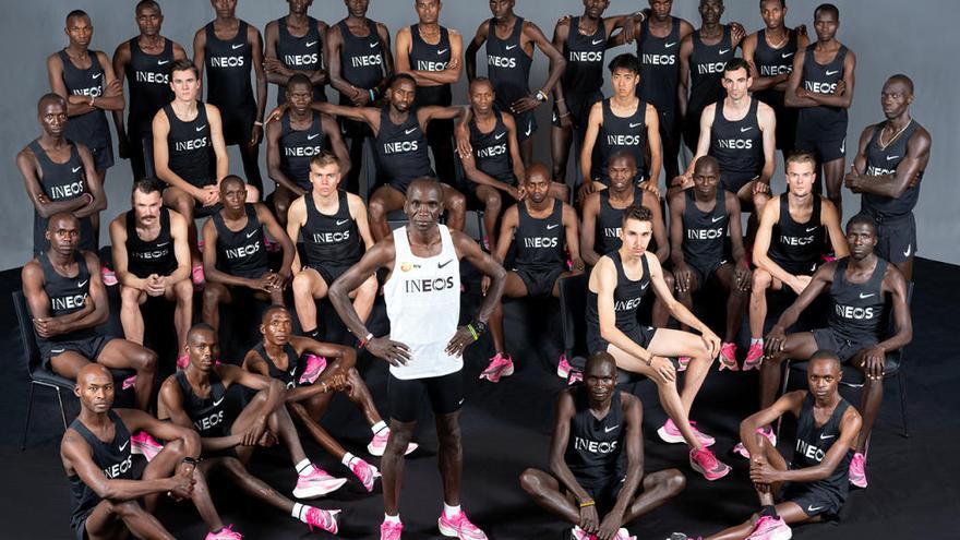 Eliud Kipchoge posa con sus 40 liebres. // Reuters