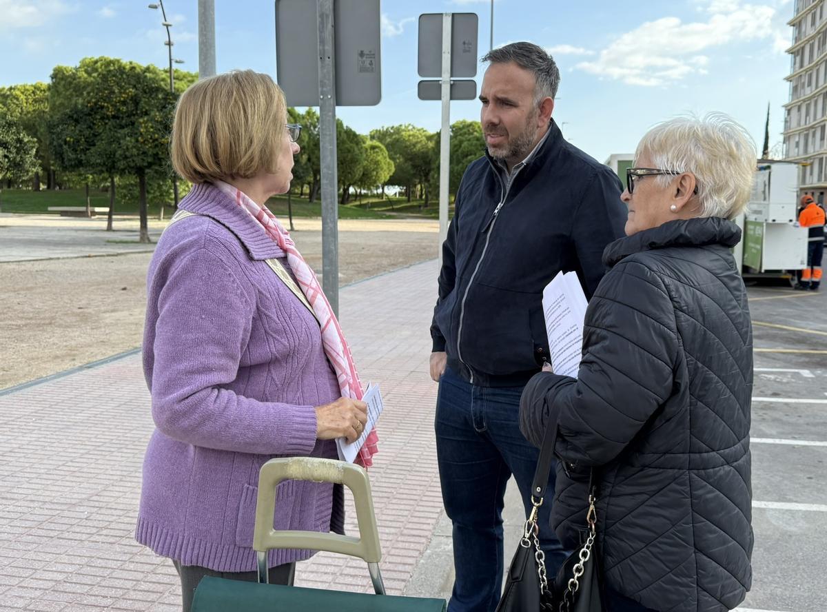 El secretario general de los socialistas en Castelló, Rafa Simó, informa a dos vecinas sobre la campaña contra el 'basurazo'.