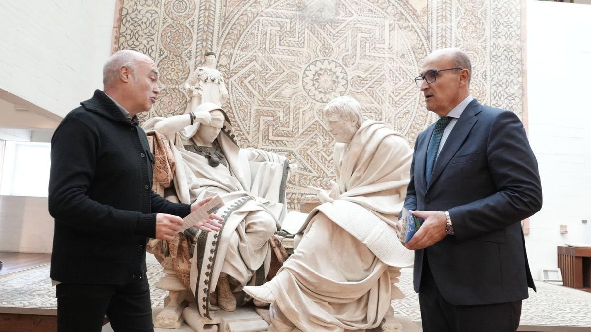 Alberto del Olmo, director del Museo y Fernando Prada, frente a la escultura de Nerón y Séneca