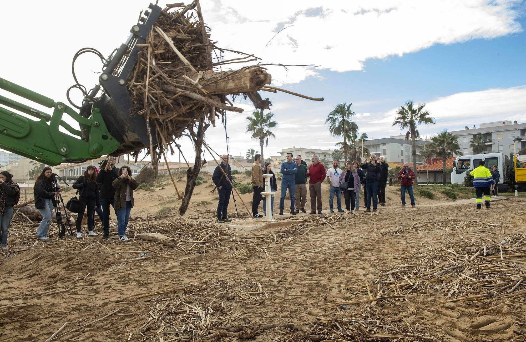 Comienza la limpieza de las playas de la Safor tras la dana