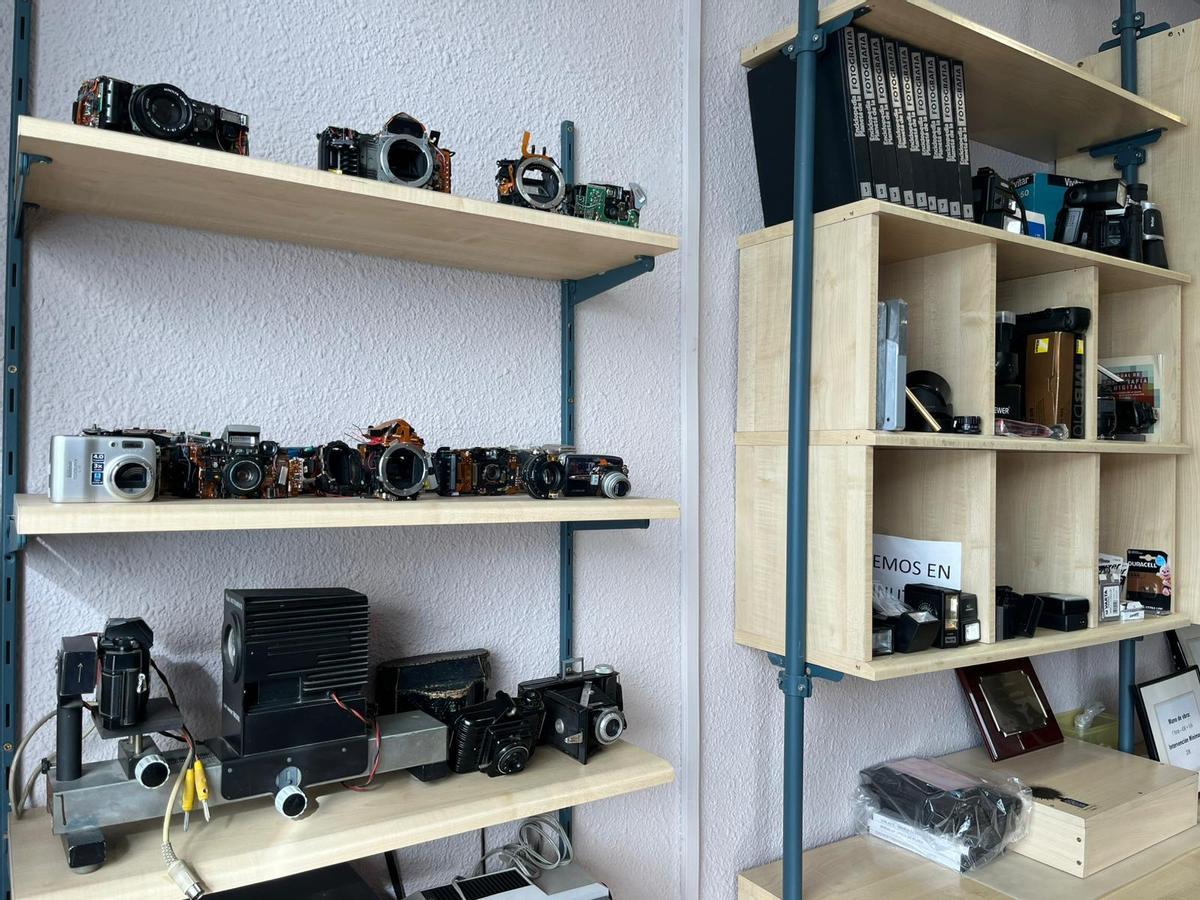 Unas estanterías del interior de Fotosonic con cámaras de todo tipo