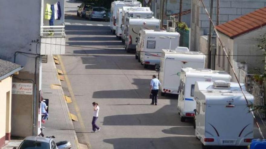 Siete autocaravanas ocupan todas las plazas de aparcamiento en la calle Feira Nova.  // Iñaki Osorio