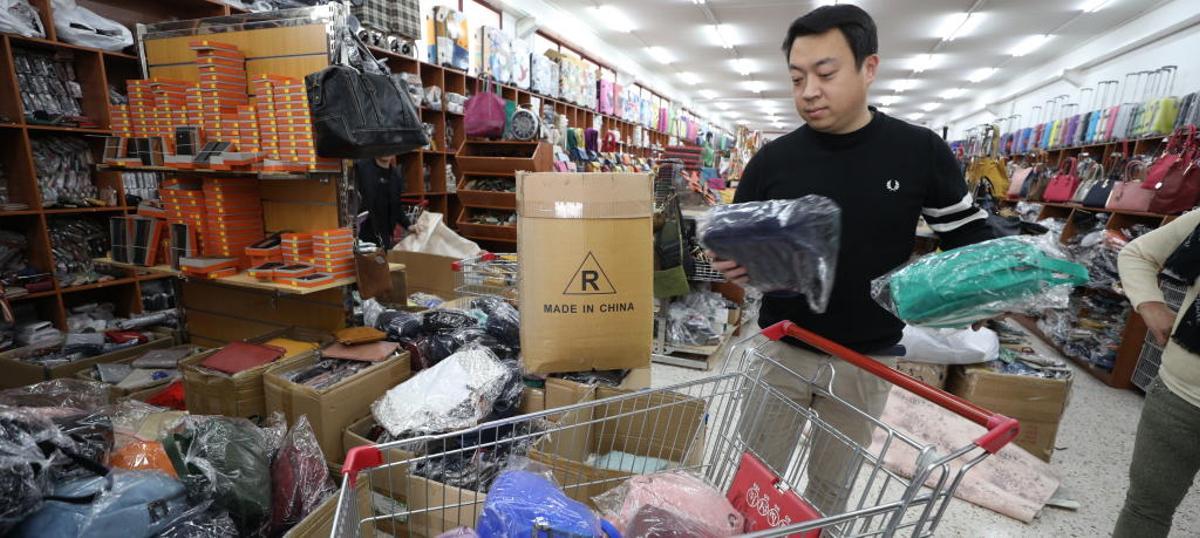 Alessandro Zhou, ayer, en su negocio de venta al por mayor de bolsos en el polígono Carrús de Elche.