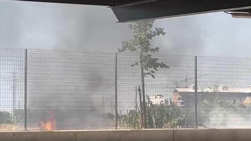 Alarma en el barrio de Huerta Rosales de Badajoz por un incendio con varios focos junto al antiguo ITI