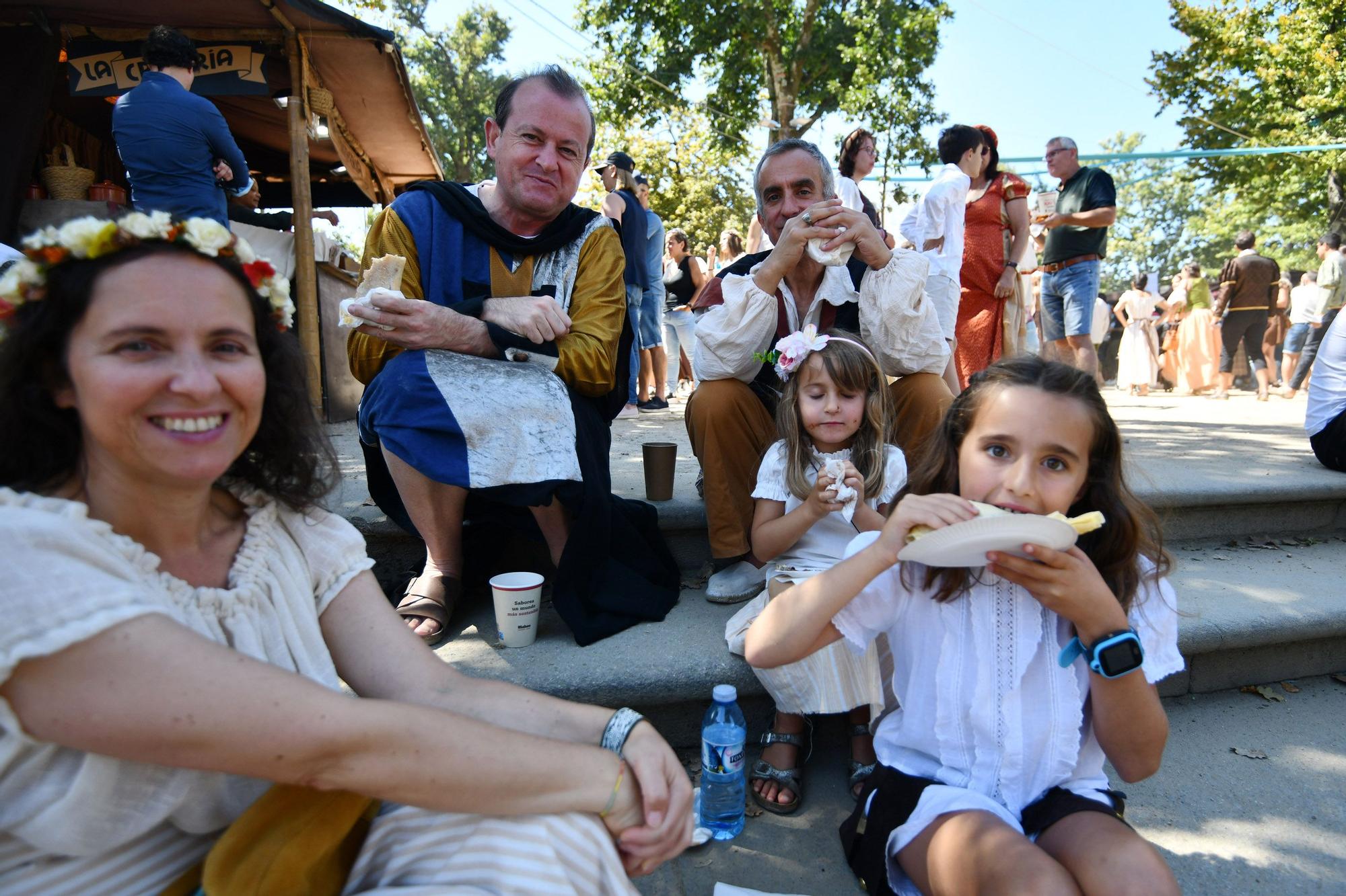 Cortesanos, bufones, damas y caballeros celebran el retorno de su señor: la Feira Franca anima Pontevedra