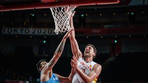 Pau Gasol anota una canasta en presencia del exmadridista Deck