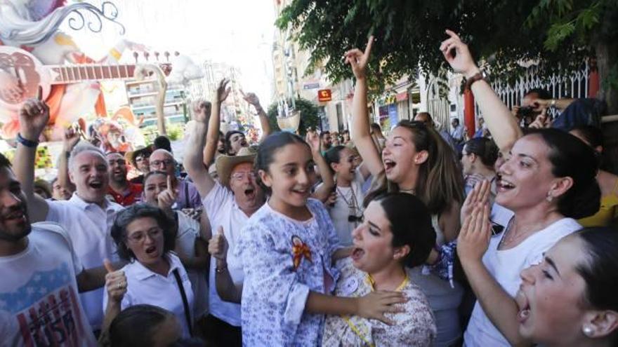 Comisionados de Sèneca-Autobusos celebran el primer premio en Especial en las Hogueras 2016.