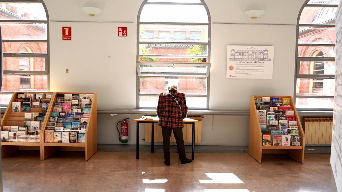 Una mujer en una biblioteca de pública de Valladolid.
