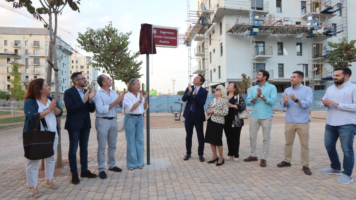 Aplausos ante la nueva calle dedicada al ingeniero Antonio González de Andrés.