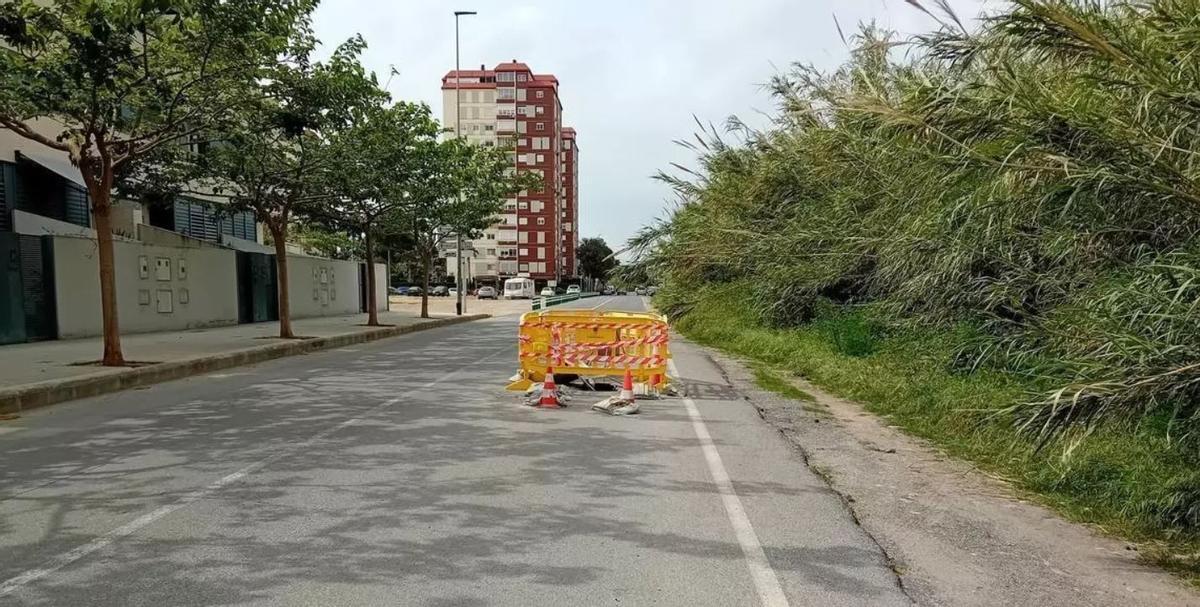 eñalización de un sacavón en la calle El Serrans por la rotura del colector.